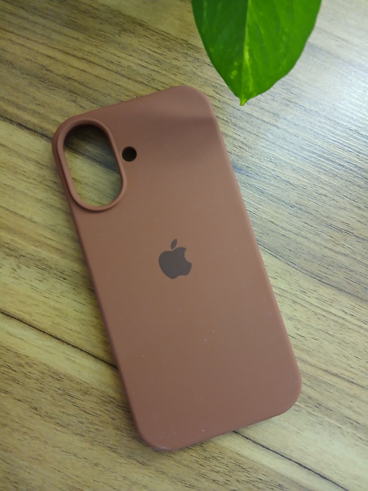 قاب سیلیکون اورجینال پاک کنی قهوه ای iphone 17