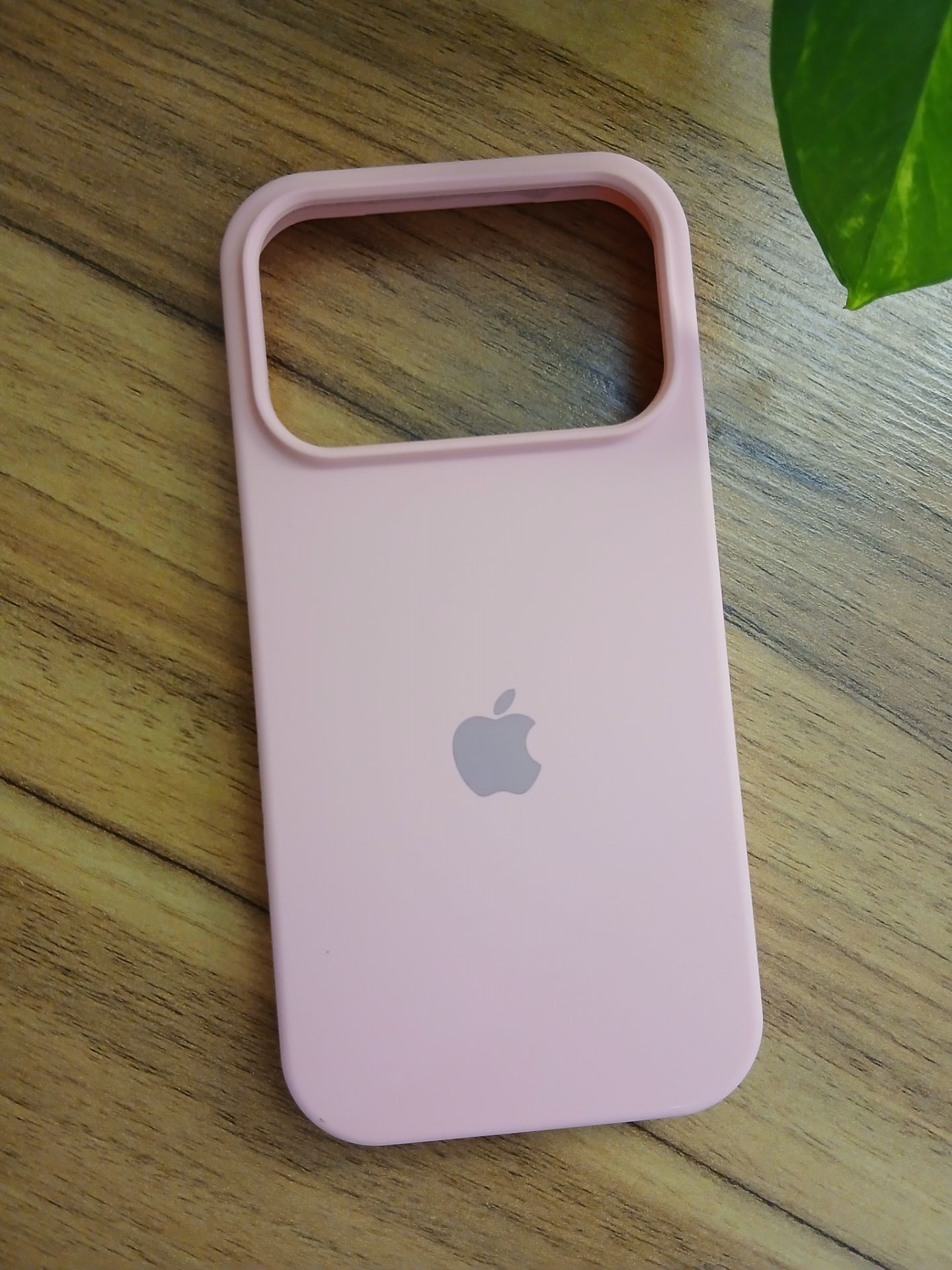 قاب سیلیکون اورجینال پاک کنی صورتی iphone 17 pro