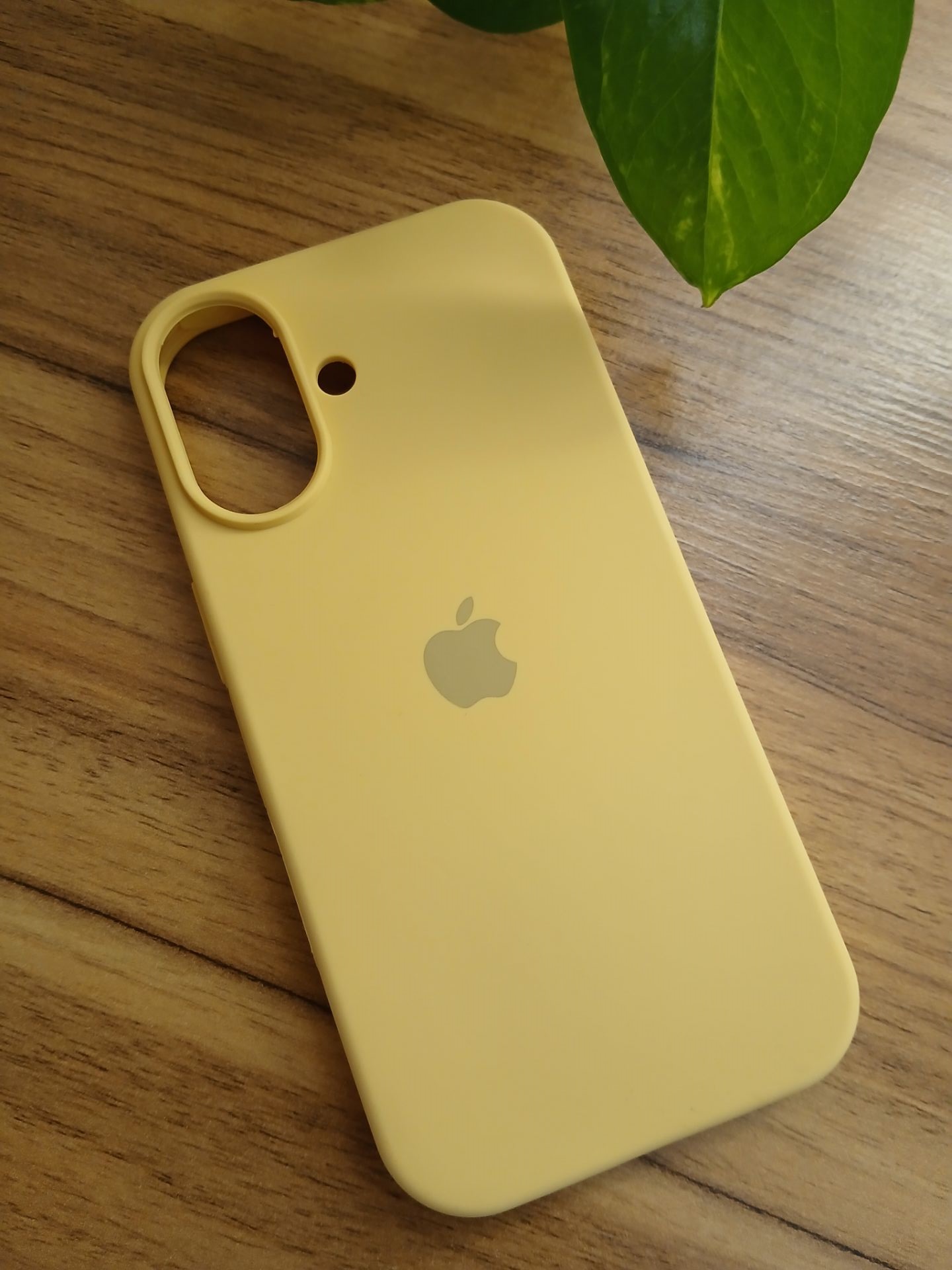 قاب سیلیکون اورجینال پاک کنی زرد iphone 17