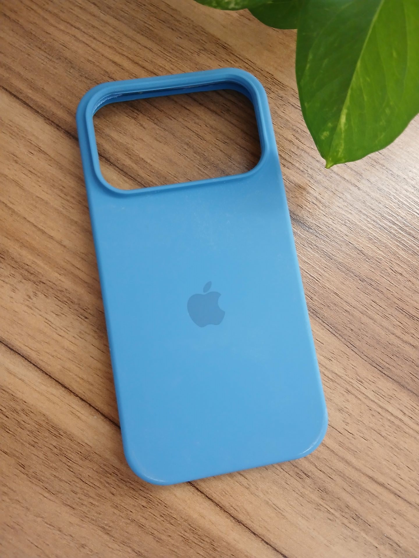 قاب سیلیکون اورجینال پاک کنی آبی iphone 17 pro