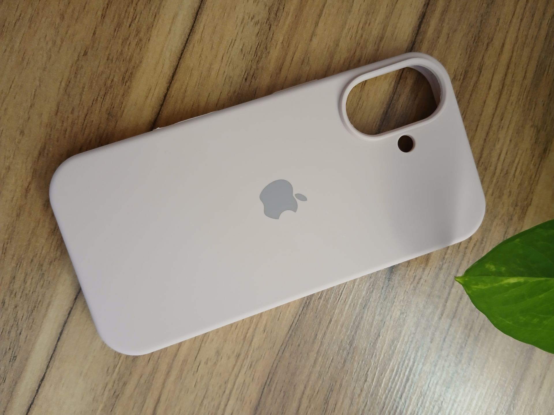 قاب سیلیکون اورجینال پاک کنی کرمی iphone 17