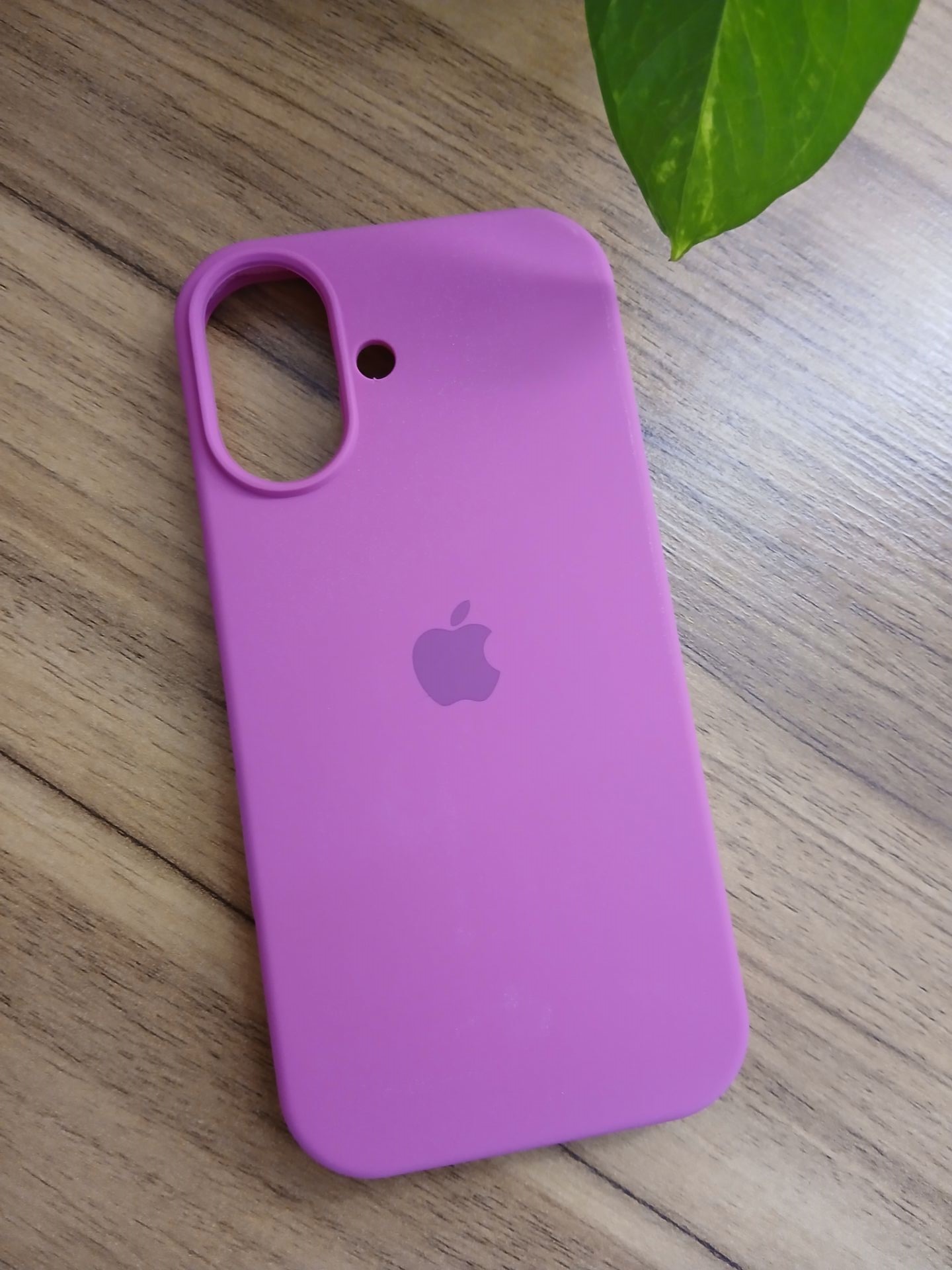 قاب سیلیکون اورجینال پاک کنی سرخابی iphone 17