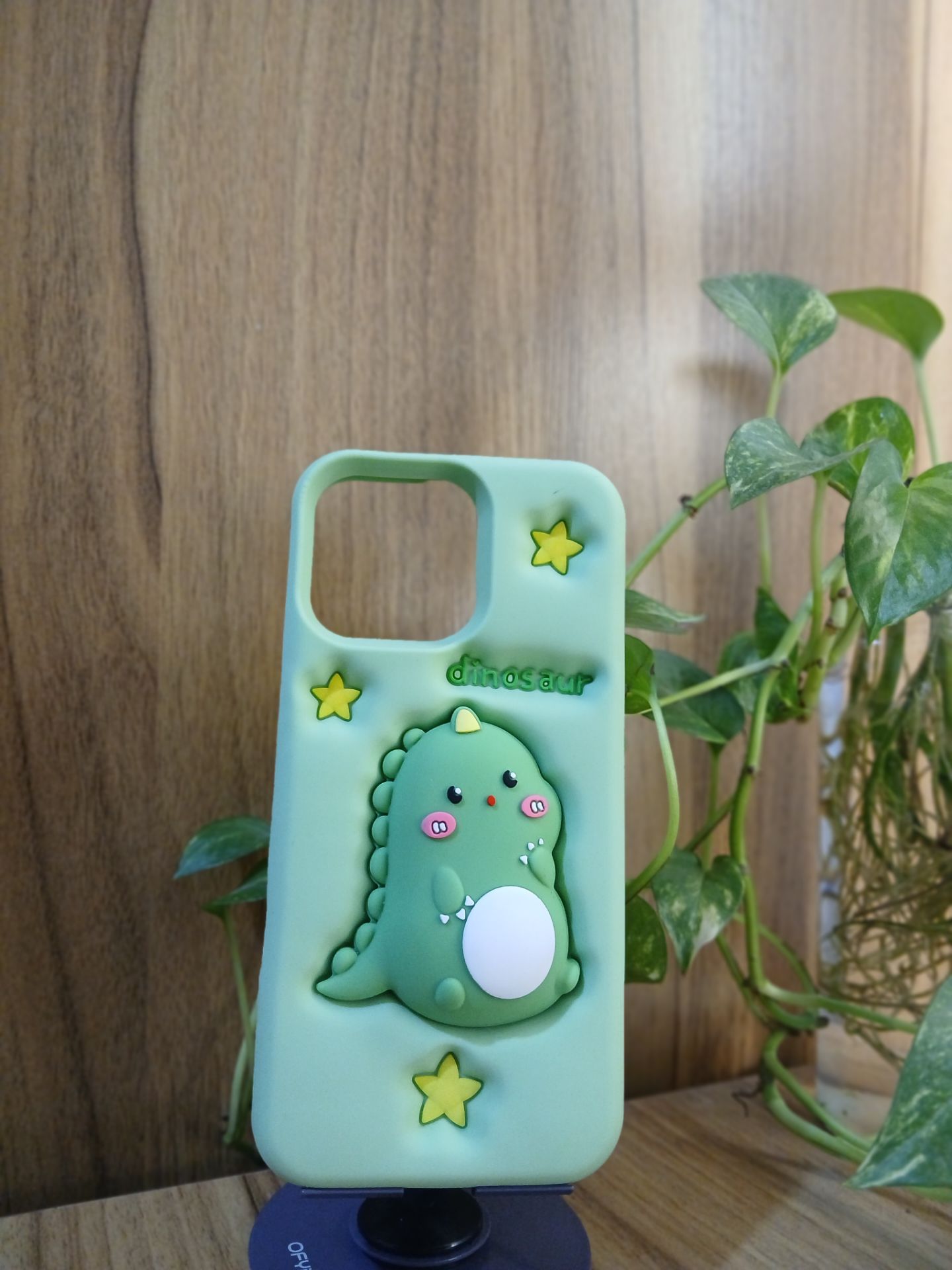 قاب سیلیکونی عروسکی پاپ سوکت دار دایناسوری سبز آیفون iphone 16 promax
