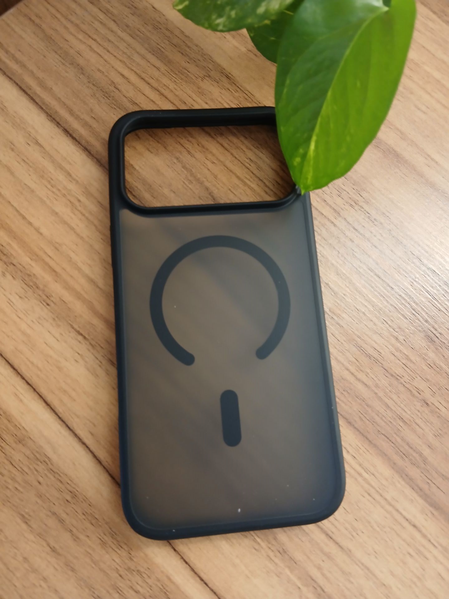 قاب طرح مگ سیف مات دور مشکی iphone 17promax