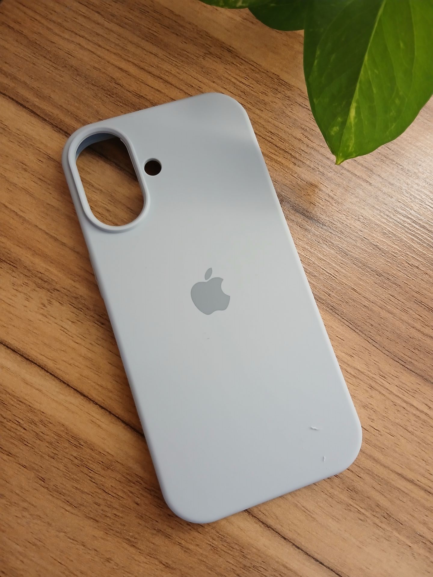 قاب سیلیکون اورجینال پاک کنی طوسی iphone 17