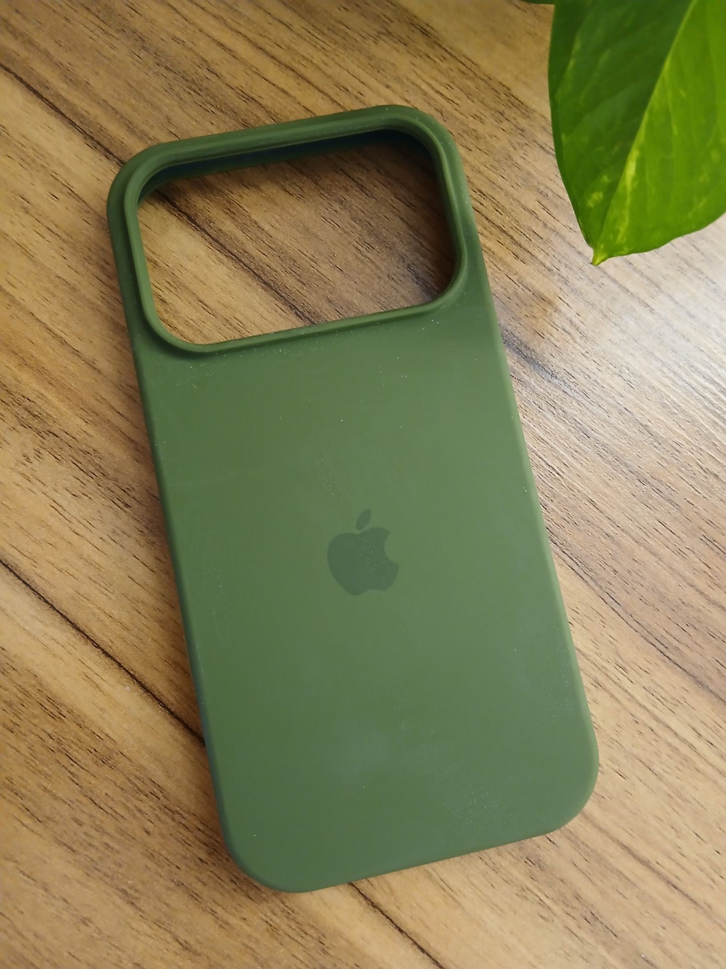 قاب سیلیکون اورجینال پاک کنی سبز زیتونی iphone 17 pro