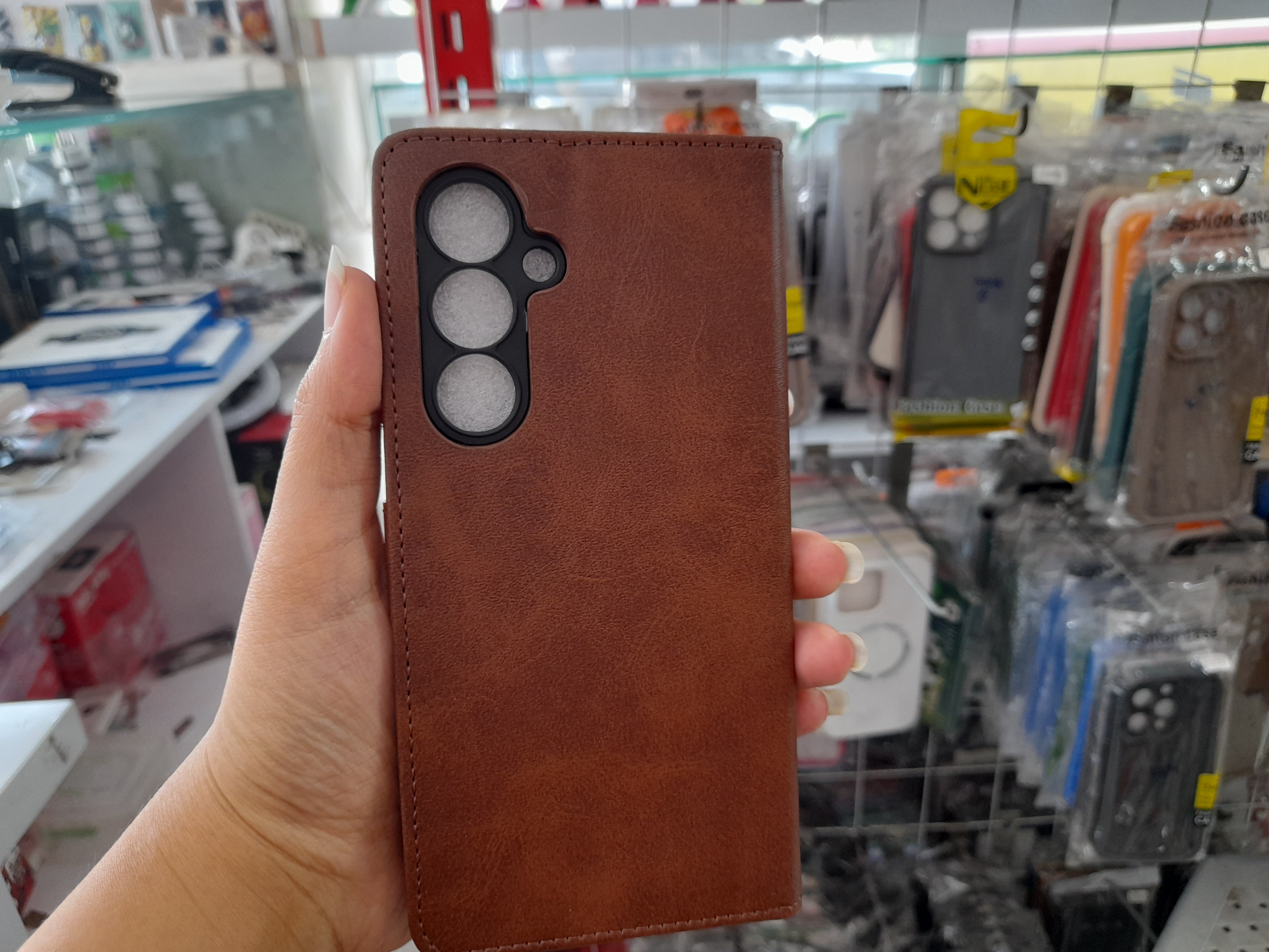 قاب کیفی مگنتی جاکارتی دار قهوه ای Samsung galaxy s24 fe