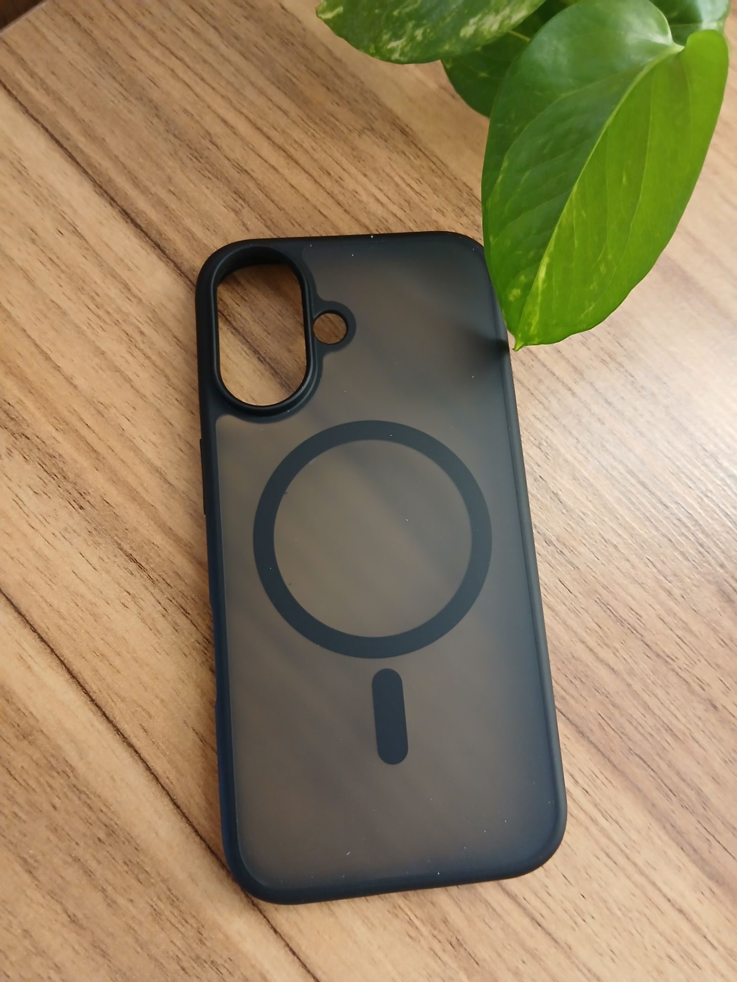 قاب طرح مگ سیف مات دور مشکی iphone 17